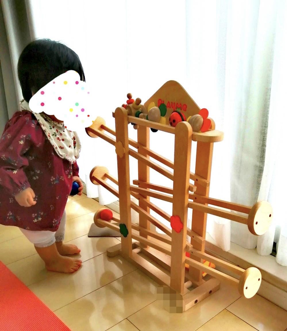 プレイミーのフラワーガーデンで遊ぶ1歳児